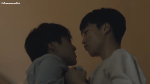 pahaha it looks like hyunwoo is making kissy lips